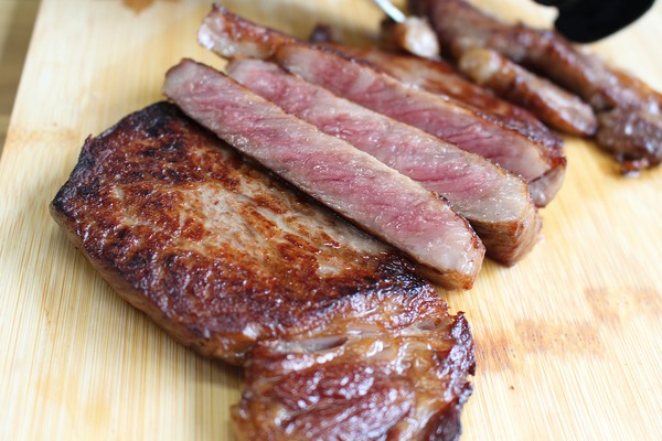 肉の切り方ひとつで激変！お肉博士が教える、近江牛の繊維を見極めて美味しく食べるコツ