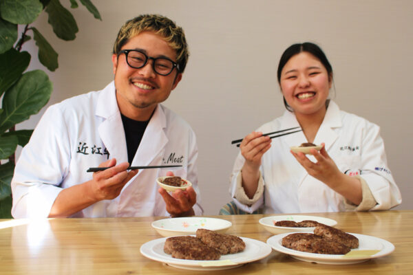 ハンバーグを食べる二人
