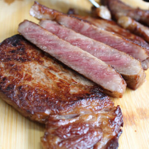 肉の切り方ひとつで激変！お肉博士が教える、近江牛の繊維を見極めて美味しく食べるコツ